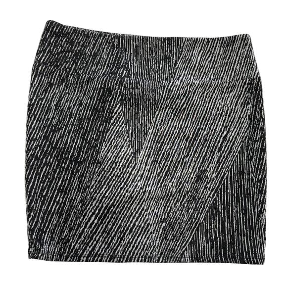 Aqua Skirt Womens Small Black White Geometric Mini Bodycon Stretch Patterned - Picture 1 of 5